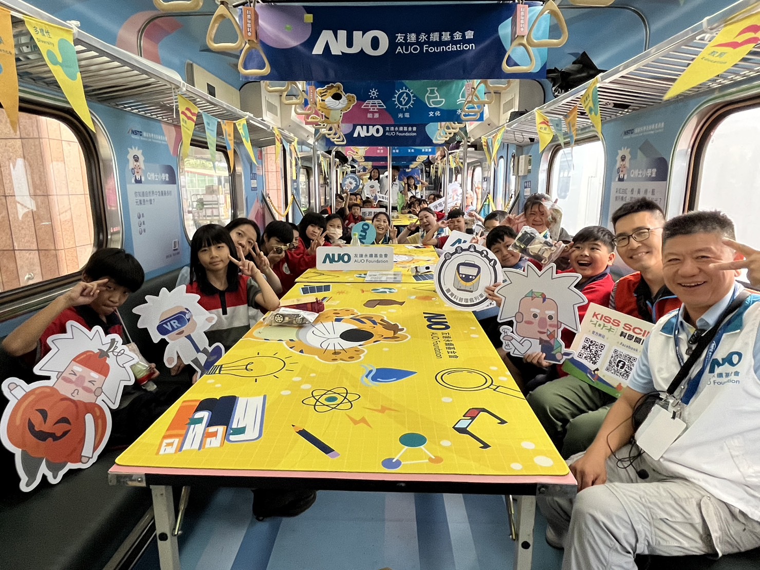 DB真人永續基金會參與「臺灣科普環島列車」，設計基礎科學車廂課程，以「淨零碳排和永續能源」為主題，讓學生透過創意實驗認識淨零知識，以及思考生活中的減碳行為